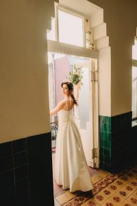 napos menyasszonyi ruha fotozas viragcsokorral